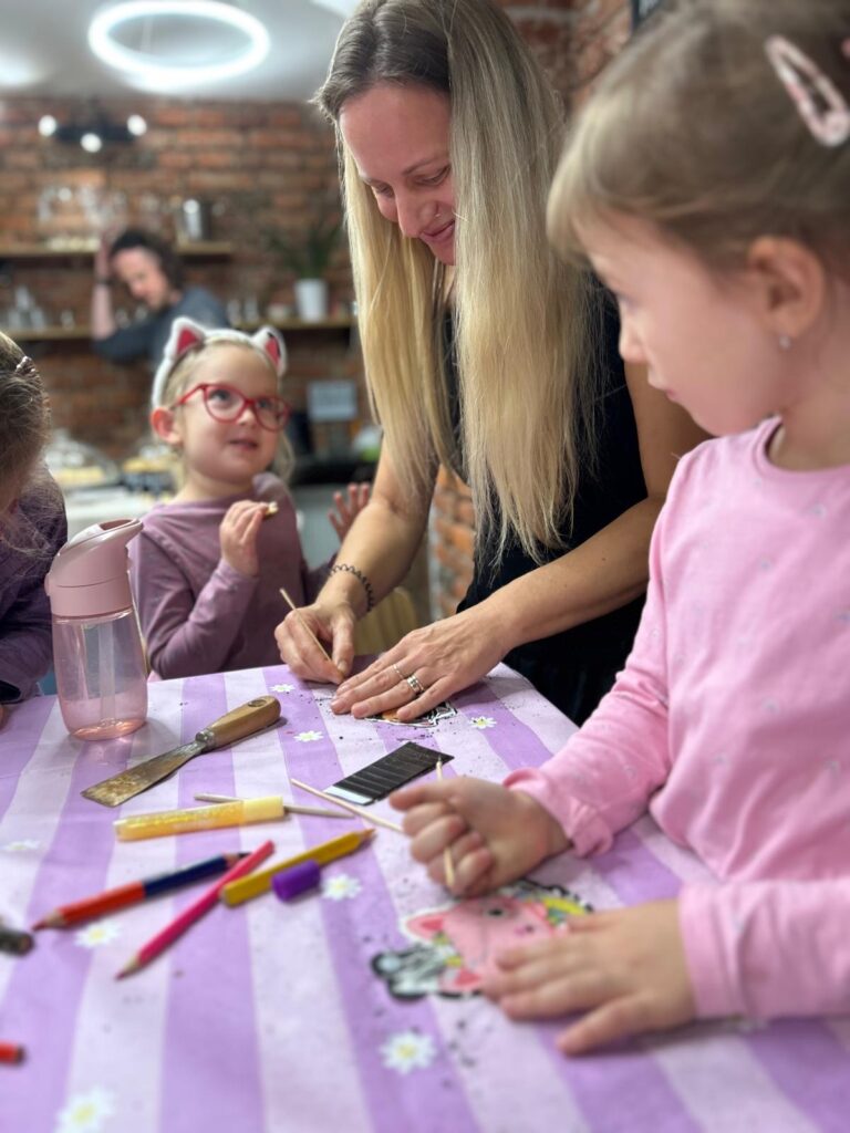 WORKSHOP GÁBI PŘILÁKAL DO PECIVÁLEČKA SPOUSTU SERIÁLOVÝCH FANYNEK